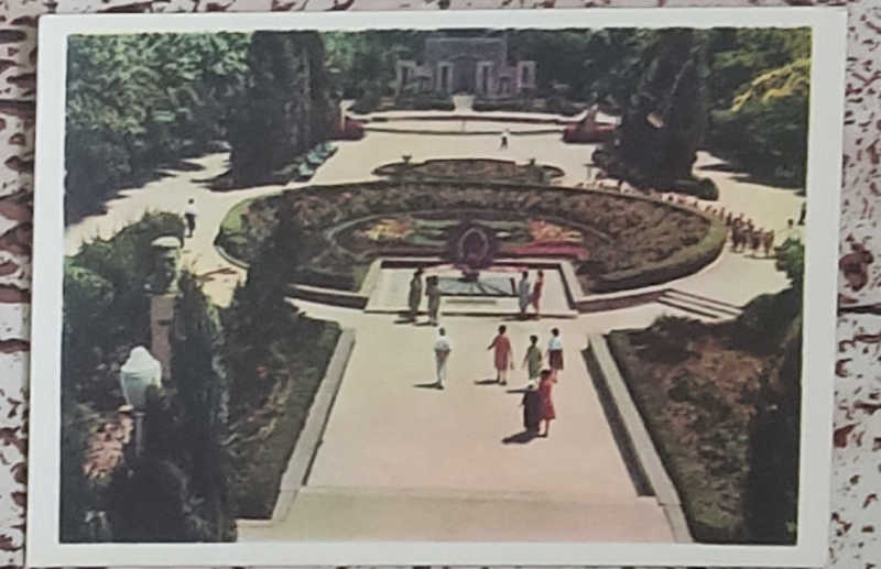 Азербайджанская ССР. Баку. У памятника 26 бакинским комиссарам